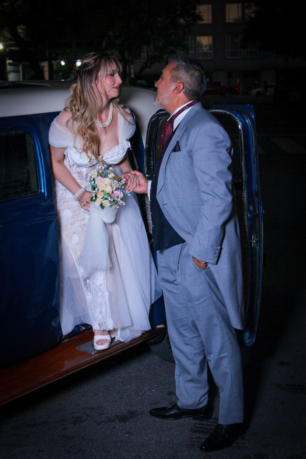 Georgina y Eduardo junto al auto